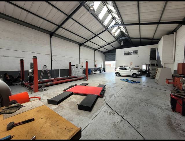 420M² WAREHOUSE TO LET IN STIKLAND INDUSTRIAL